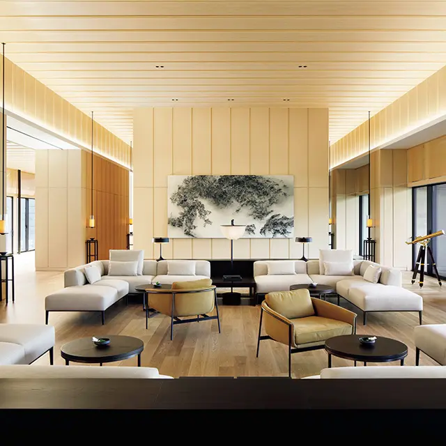 芝生越しに窓から柔らかな光が射 し込む「ザ・ロビーラウンジ」。 