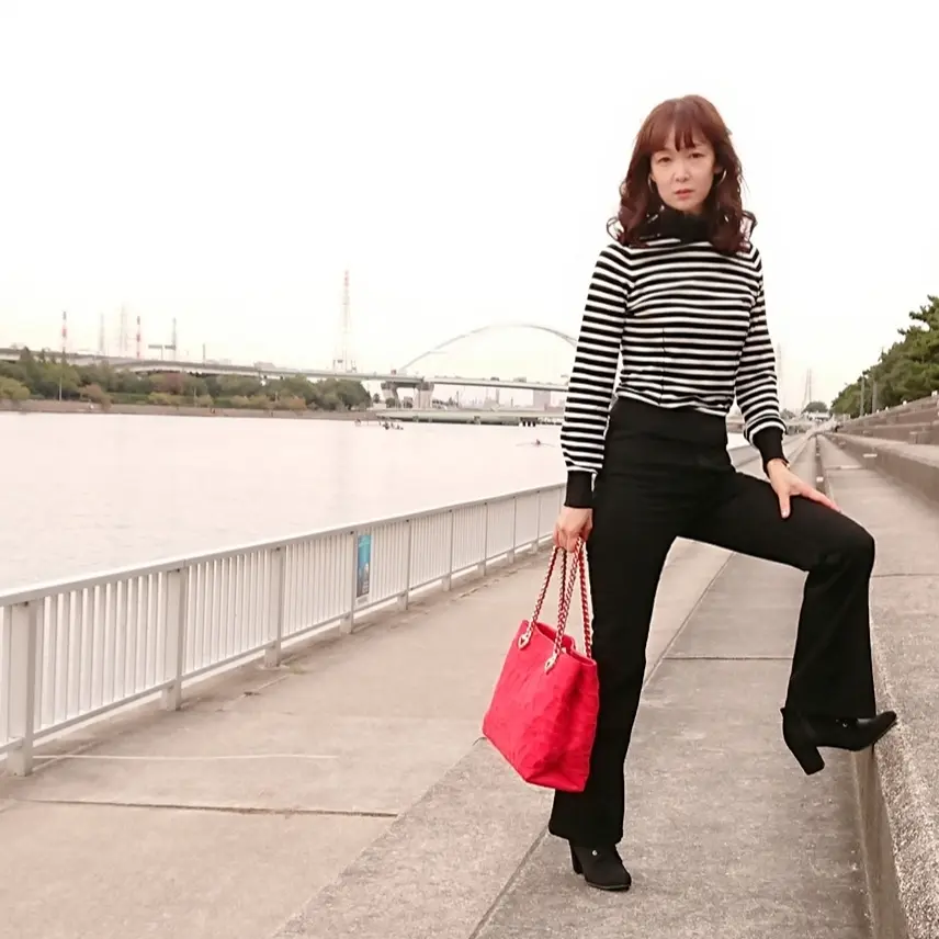 ボーダーニット  黒パンツ  赤いバッグ