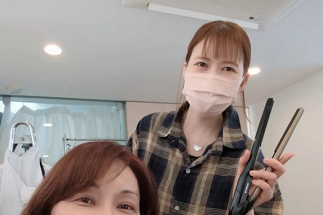 髪の毛をセットしていただいてます。