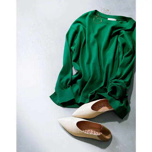 ビビッドカラーを女らしく演出