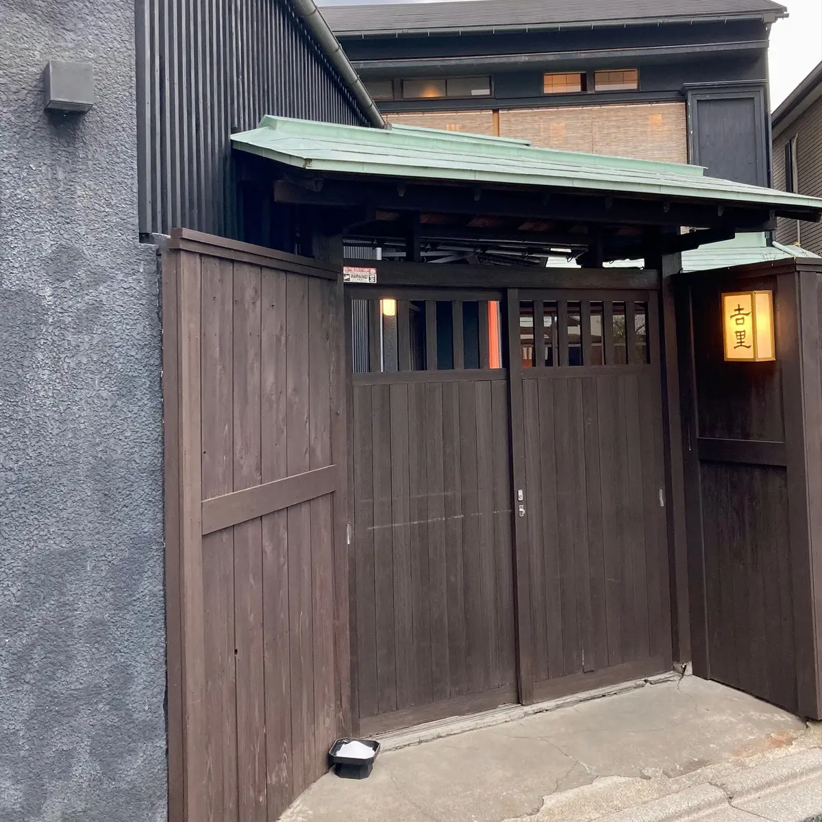 吉里谷中総本店の入り口　木の門