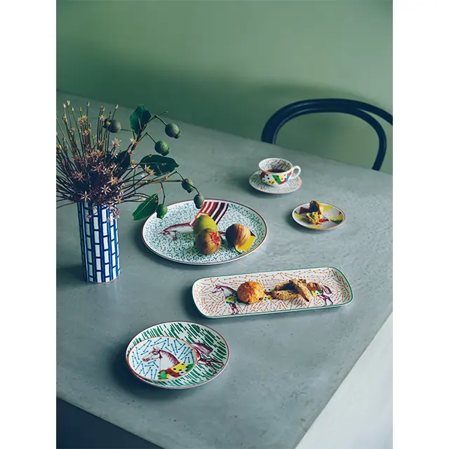 陽気でモダンなモチーフが くつろぎのひと時を豊かに