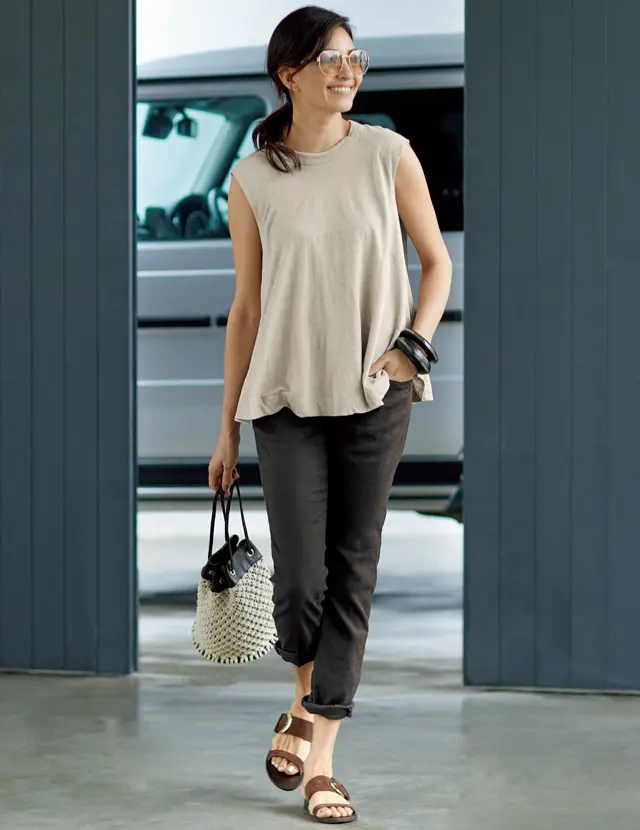 レッドカードのパンツとアンフィルのトップスコーデのRINA