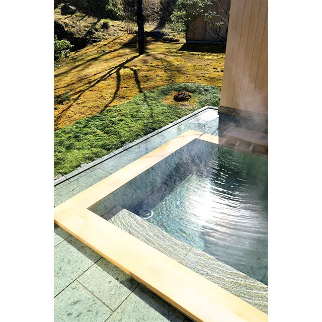 高野槙を用いた源泉かけ流しの露天風呂。