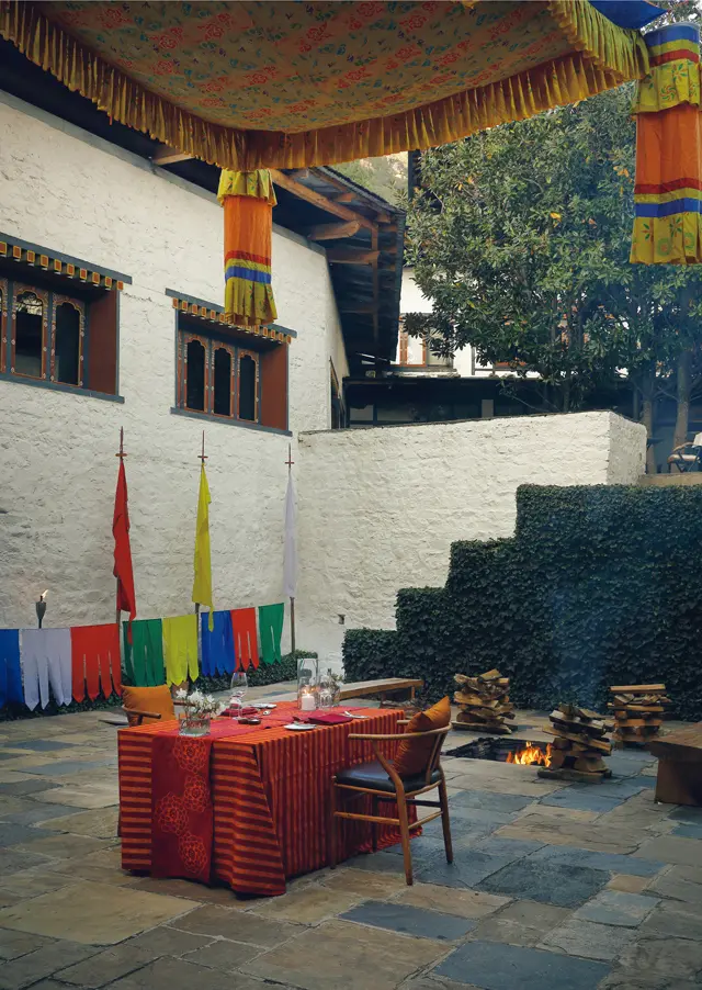中庭にテーブルをセッティングして、そばには焚き火、周囲には幸福を呼ぶ5色のデコレーションをめぐらせて。特別アレンジで、思い出に残るディナーも堪能できる。ダイニングには、在ブータンの外国人も多く訪れる