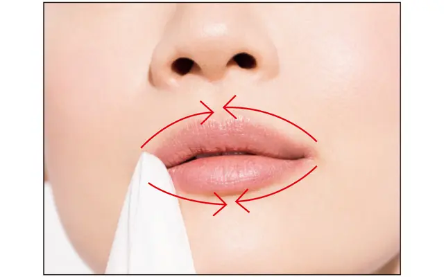 ティッシュで 唇の輪郭をぼかす