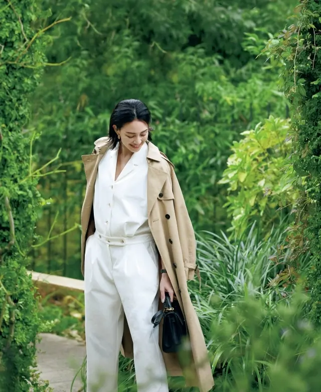 形も色もシャープな一着でクリーンな女らしさを