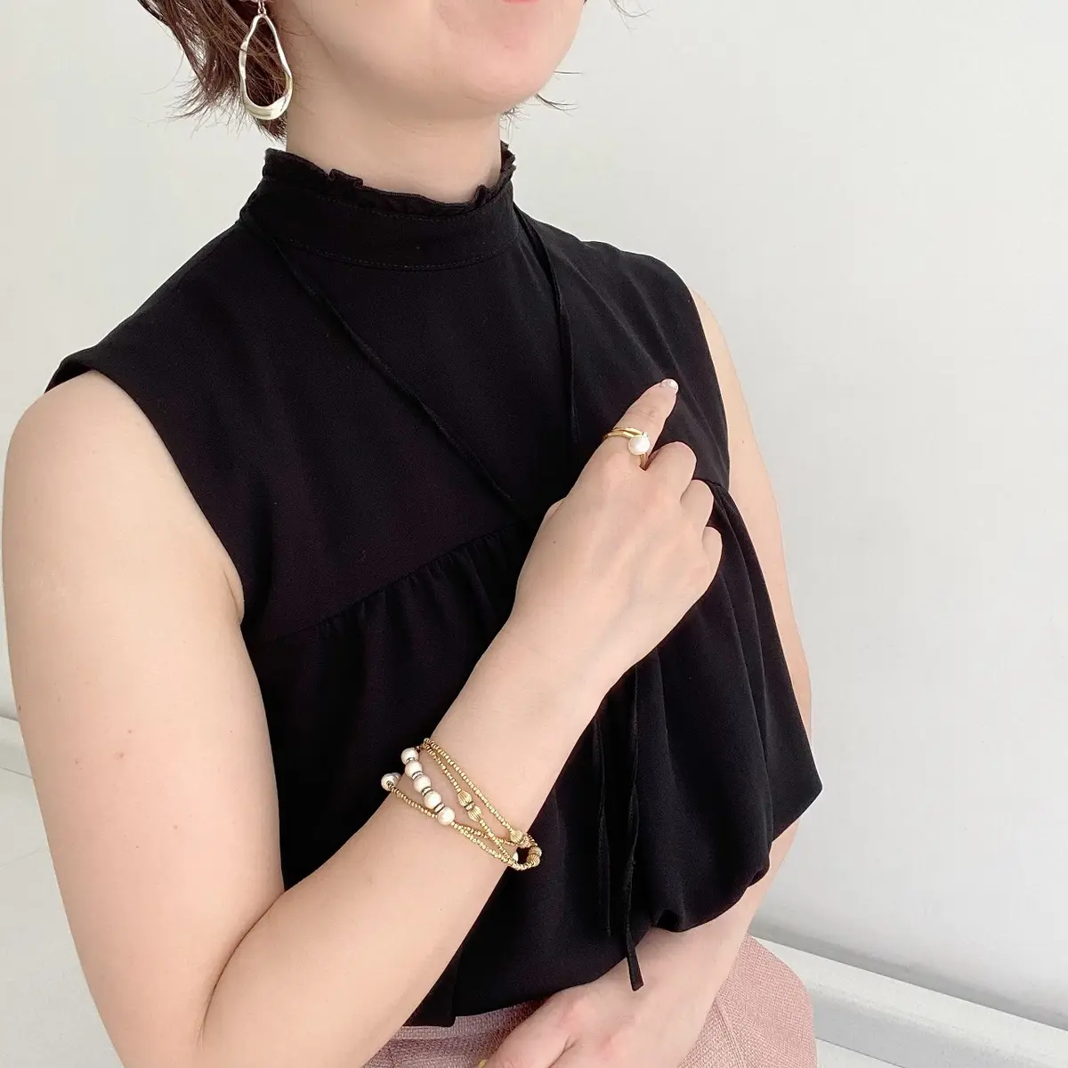 カラーワイドパンツに黒を効かせての画像_4