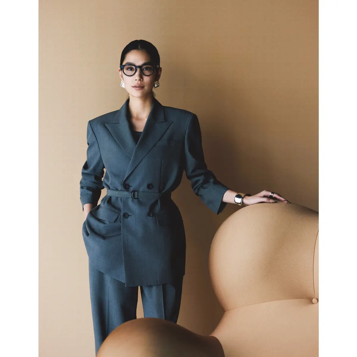 グレーダブルブレストジャケットとパンツのセットアップコーディネート　モデル・大塚まゆか