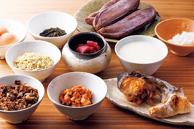 自家製のカラスミやのり 佃煮、ごぼう金山寺味噌、 牛肉しぐれ煮などのおかず と味わう締めのごはん