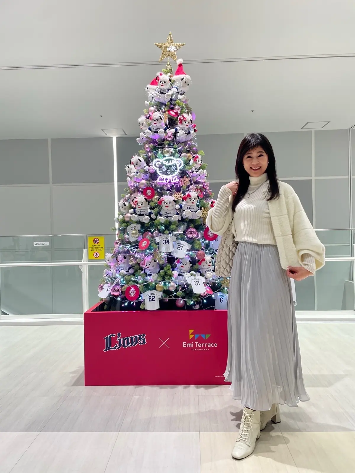 クリスマスイベント、イベント、ピンク、ピンクツリー、レイラのツリー、レイラツリー、点灯式、Emi Terrace、エミテラス、Ground Emio、グランエミオ、ボレロ、ニットジャケット、ニットコート、knit coat、ATELIER N'S 、アトリエエヌズ、アトリエN's、knit、ニット、poolstudio alloter 、スカート、skirt、MICHEL KLEIN 、ブーツ、MIO NOTIN、シルバー、シルバースカート、シルバーロングスカート、白、白ブーツ、ブーツ、ショートブーツ、白ニット、白タートルネックニット、
