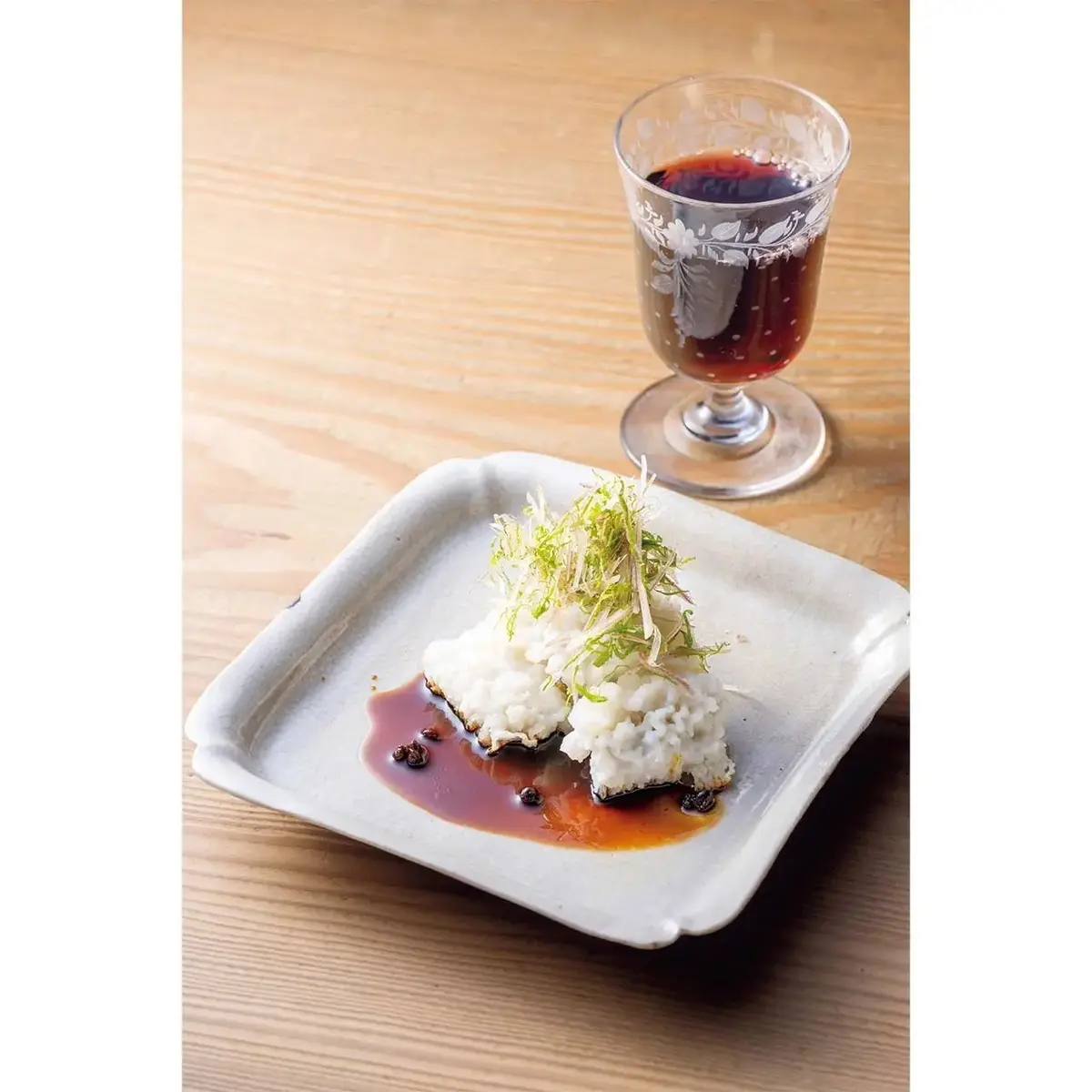 コースは￥15,000〜￥20,000（食材により変動あり）。実山椒入りのタレで味わう「鱧の炭火焼」