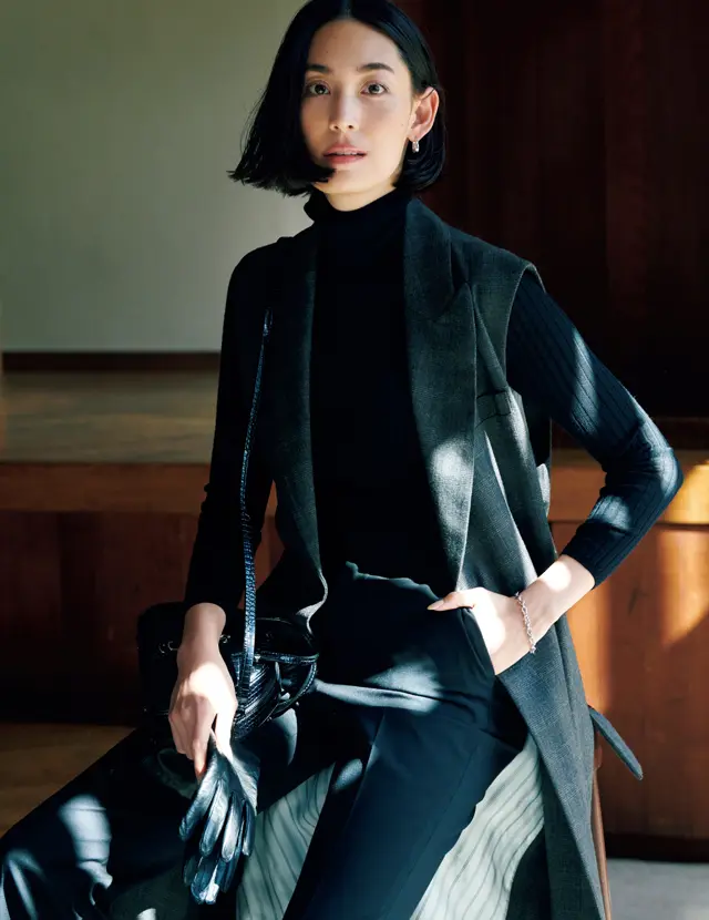 極薄手のタートルネックとロングジレコーデのLIZA