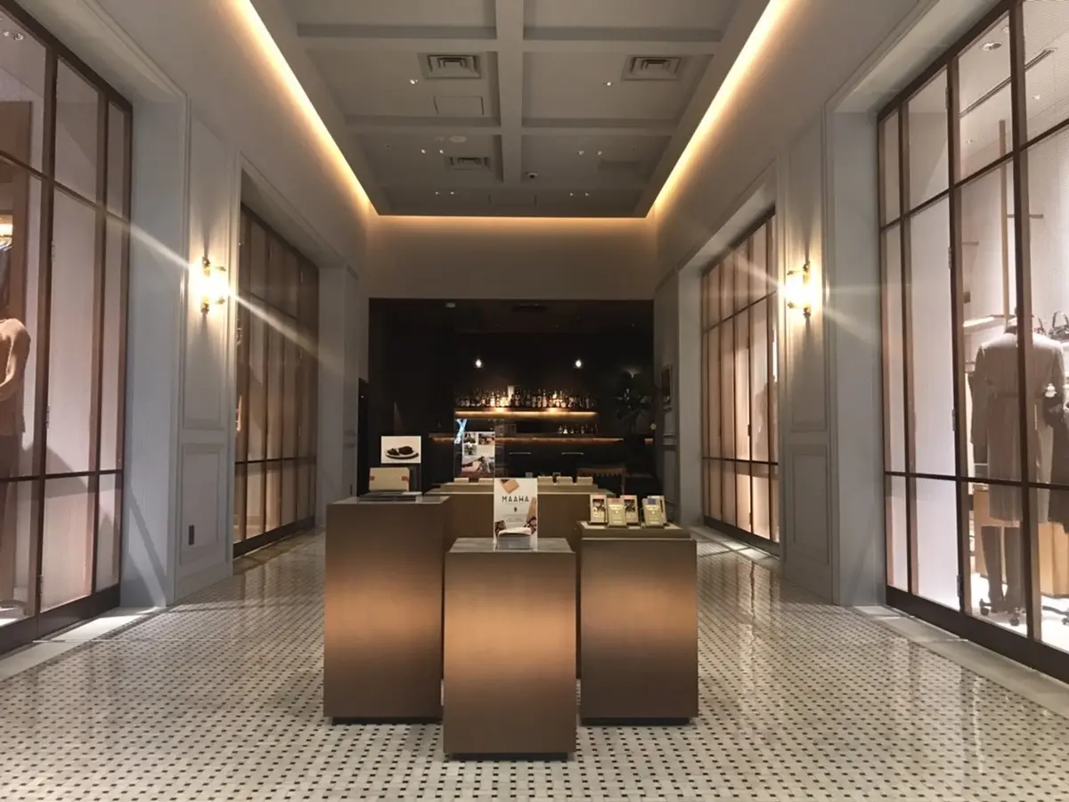 「ポール・スチュアート青山本店」中央コリドー（回廊）で開催中