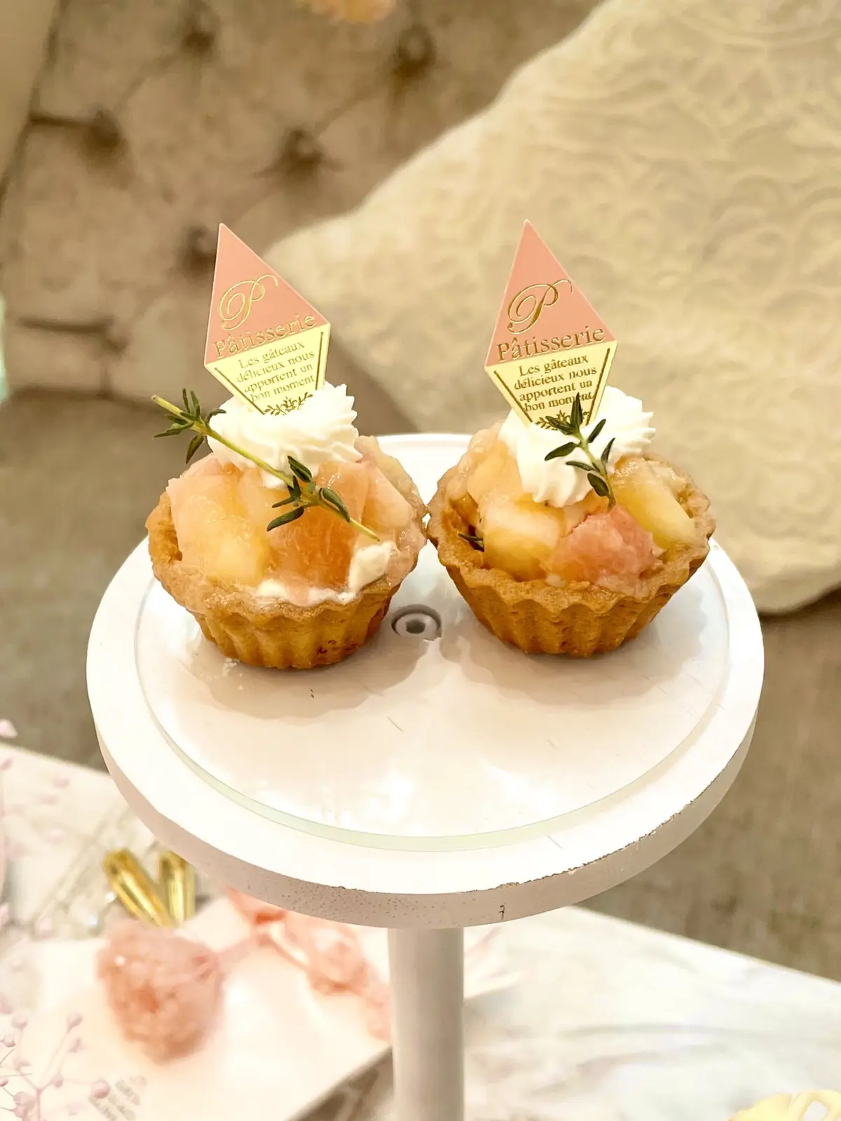 表参道、HAUTE COUTURE CAFE表参道、HAUTE COUTURE CAFE、オートクチュールカフェ、ピーチアフタヌーンティー、桃のアフタヌーンティー、桃パフェ、パフェ、ピンク、ピンクのワンピース、ワンピース、ノースリーブワンピース、ワンピースコーデ、ロングヘア、黒髪、可愛いアフタヌーンティー、美味しいアフタヌーンティー、豪華なアフタヌーンティー、お花の世界、店内、スイートピー、かすみそう、霞草、かすみ草、スイーツ、タルト、桃のタルト、