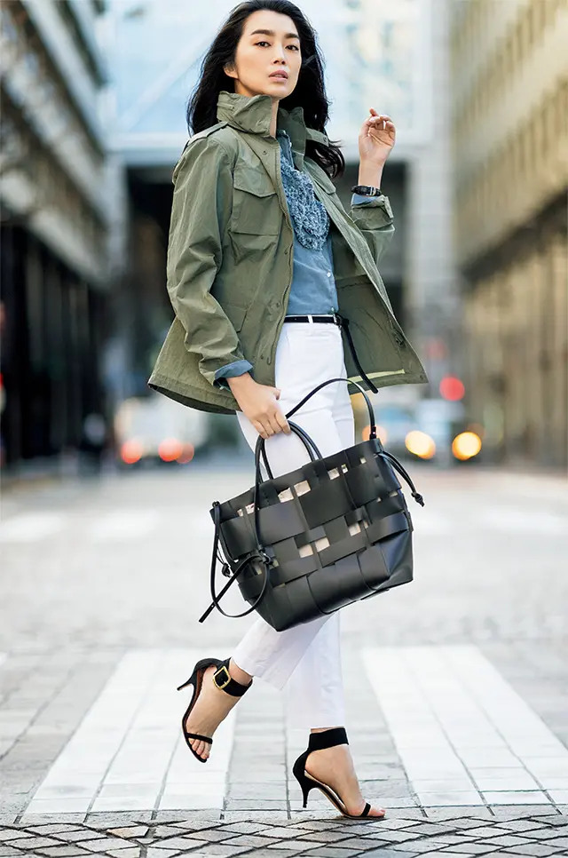 【Shirt style 03】甘めなディテールで華やぎを。この一枚でおしゃれがぐっと印象的に