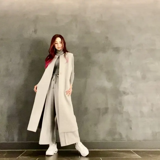 グレーのワントーンコーデ　ロングジレとワイドパンツのセットアップ