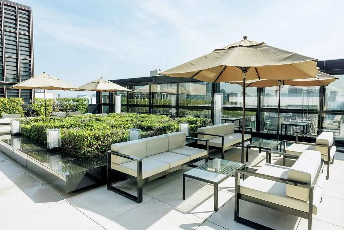 銀座でいち早くルーフトップバーを オープンし、’23年リニューアル。銀座 中央通りに面した11階なので、開放感 と心地よい都会の喧騒を楽しめる。ソフ ァのテーブル席以外に水辺を前にしたカ ウンターも。