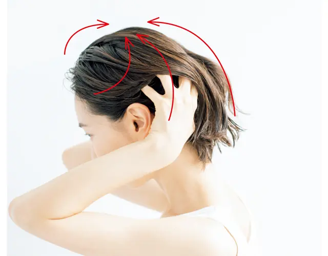 頭を起こした状態で頭頂部へ向かって洗う