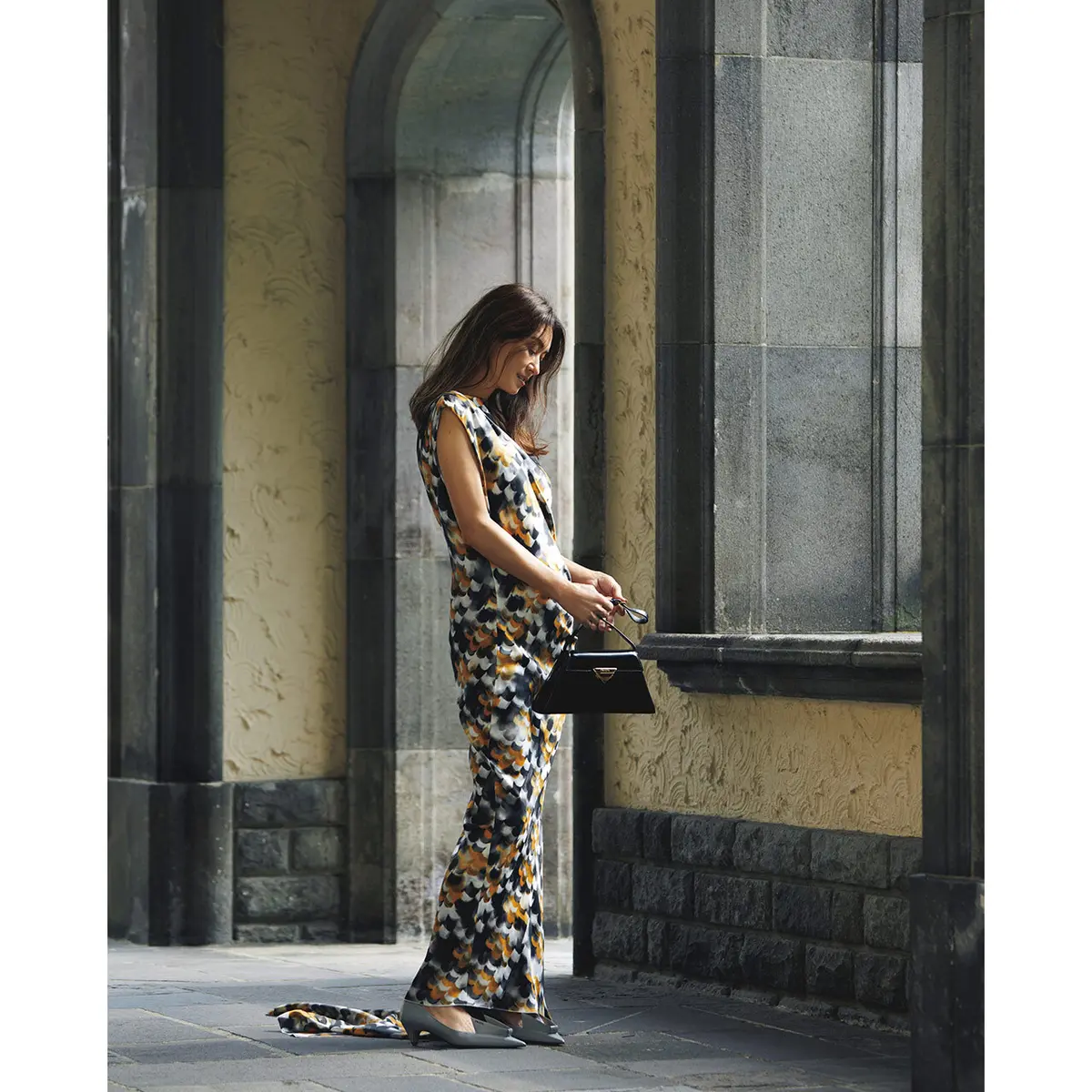 マキシ丈のプリントワンピースを着用したモデル・ブレンダ