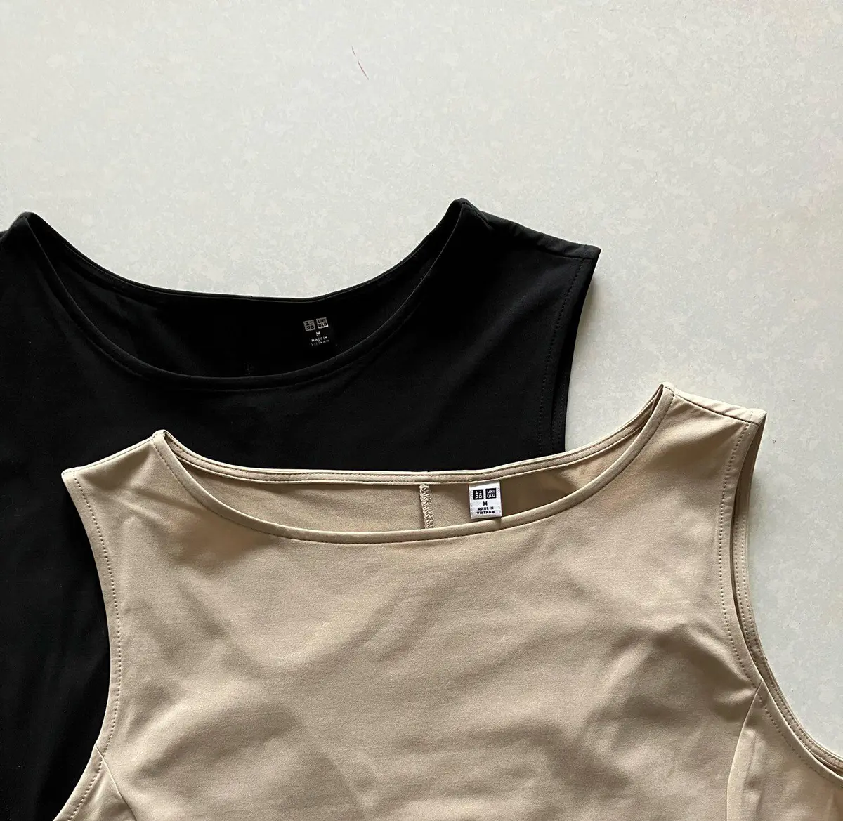 ウルトラストレッチエアリズムワンピース　UVカットクルーネックカーディガン　ユニクロ　ワンピース　ユニクロ　カーディガン    jマダムのコーデ　白スニーカー