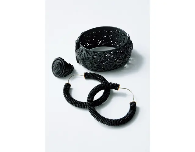 シックで辛口な 黒ジュエリー