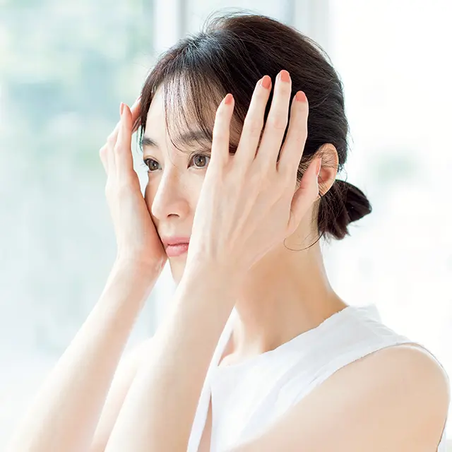 手根部を押し当てるように肌になじませる