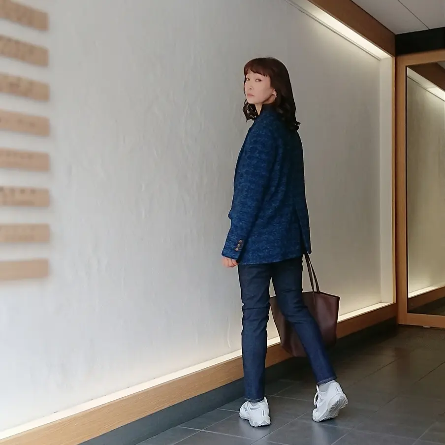 ツイードジャケット  デニム  スニーカー  トートバッグ