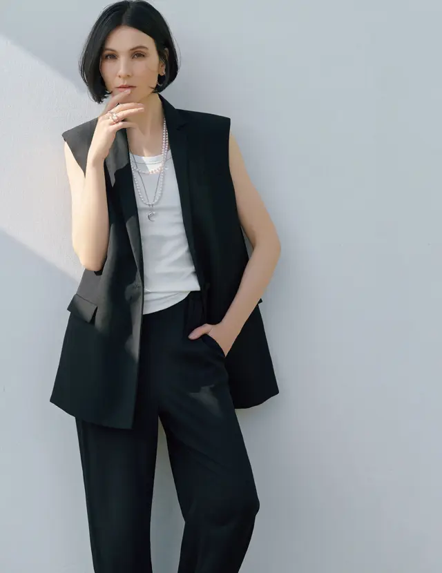 ファビアナフィリッピの黒のジレの田沢美亜