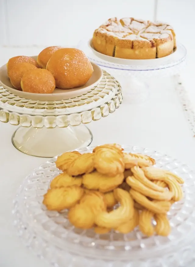 手前から「フロッリーニ」シンプルなバタークッキー。1枚￥150。「ボンボローニ」リコッタチーズクリームとカスタードクリームを選べる揚げドーナツ。大￥530、小￥350