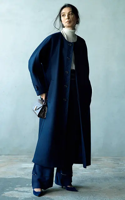 ネイビーのボリュームコートコーデの田沢美亜