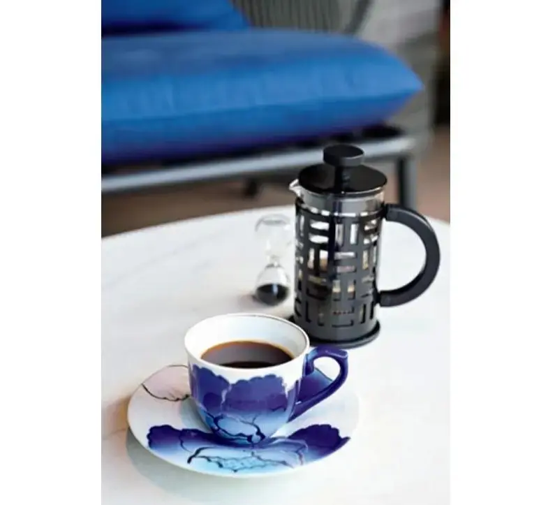 隠れ家的な雰囲気のゲストラウンジ「刻（とき）」では、水出しコーヒーや豆を選んでいれるフレンチプレスのコーヒー、紅茶などでゆったりと過ごして。