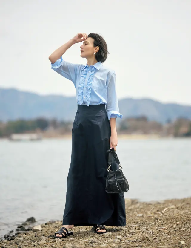 プラン シーのブルーシャツの田沢美亜