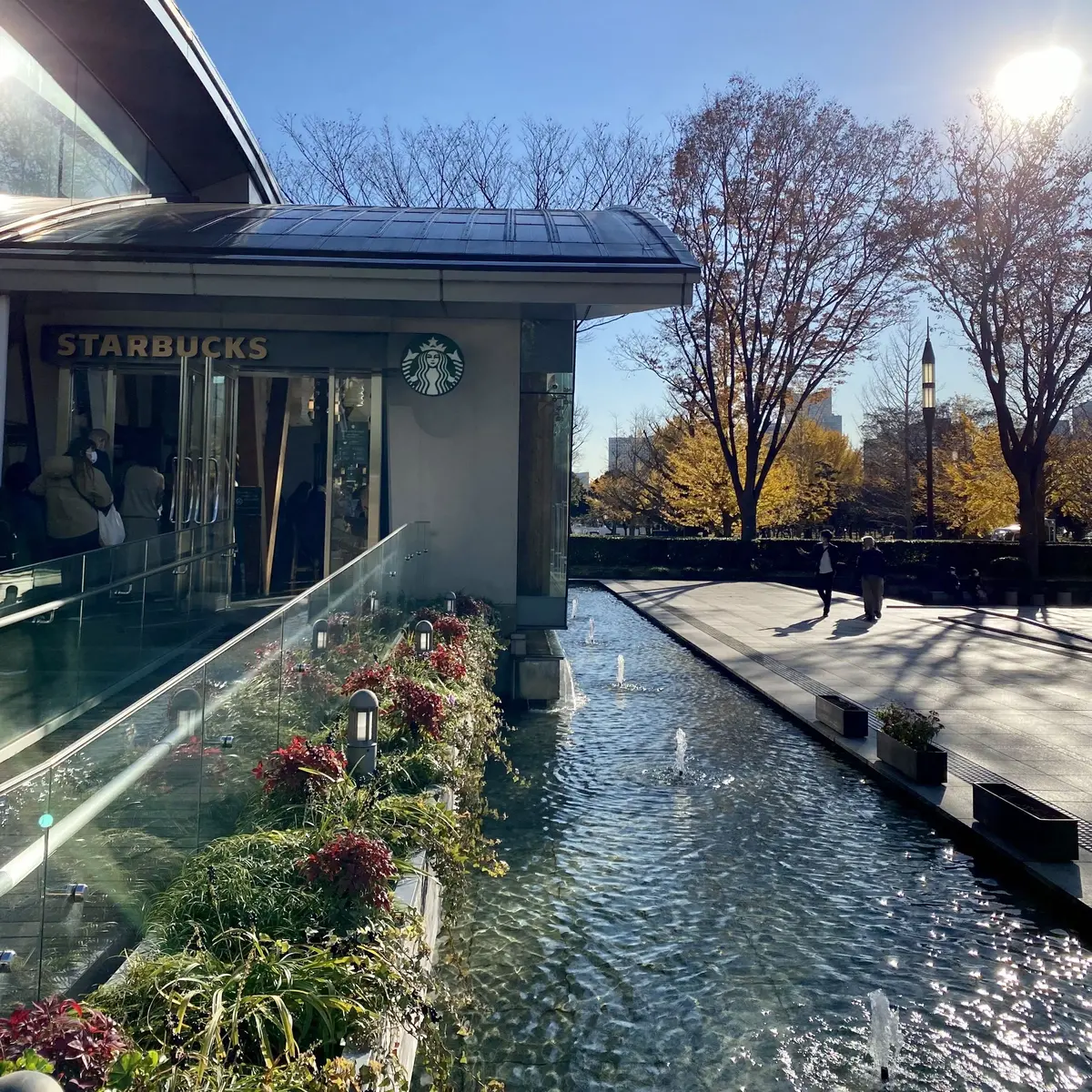 新しいスタバ皇居外苑前