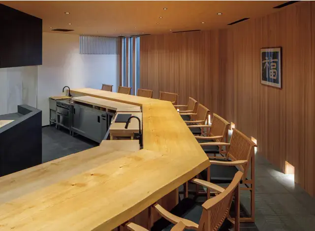 カウンターと個室を備えるレストラン