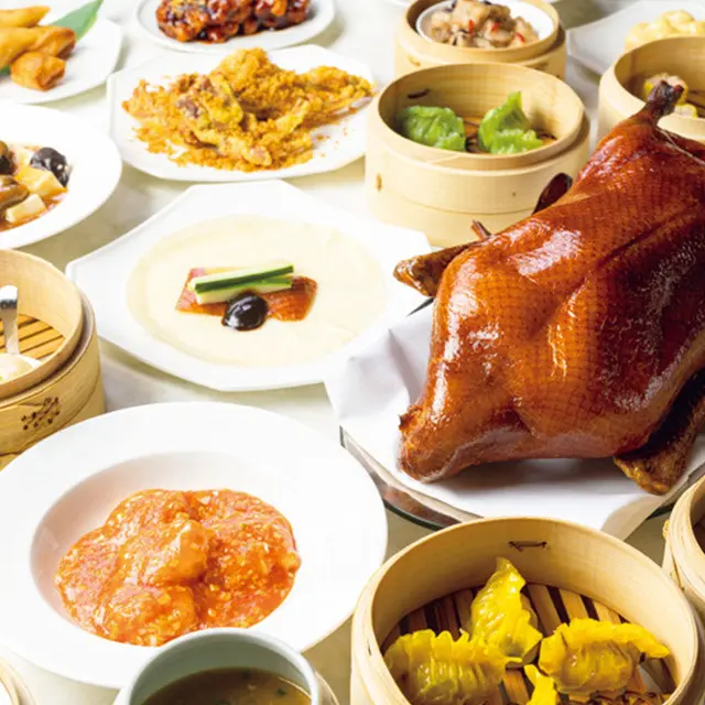 「チャイナルーム」では、人気の「ルイ・ロデレール コレクシ ョン 242」と洗練された味の飲茶を