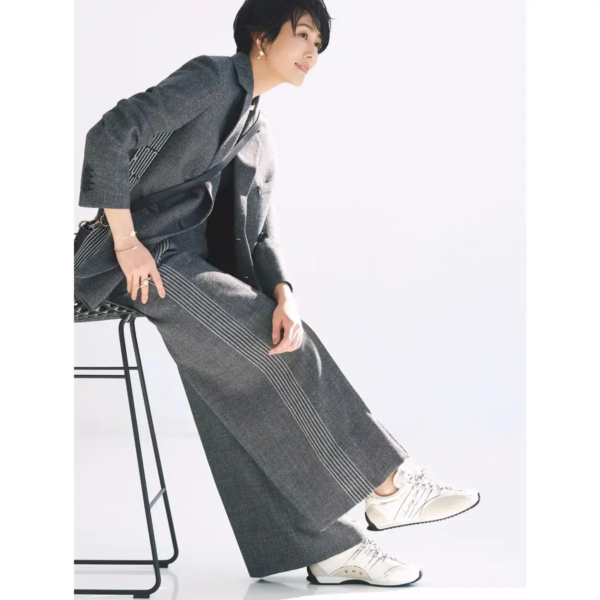 マニッシュなパンツスーツは、白スニーカーのアクセントで軽やかさを強調。最高気温21℃