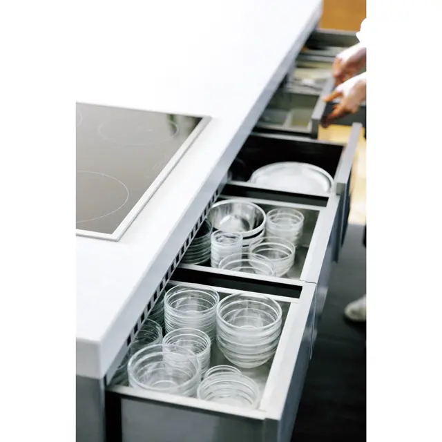 「見た目をスッキリさせたくて」隠す収納に。