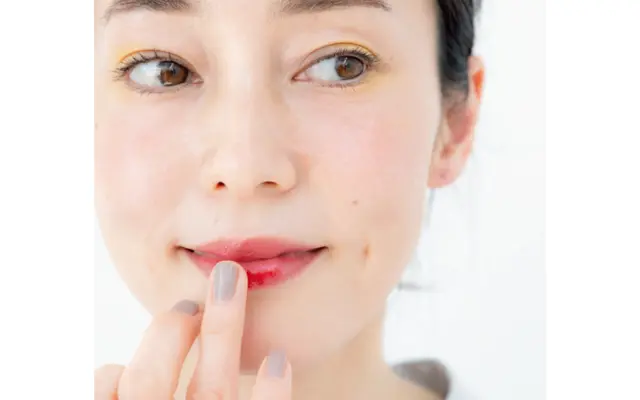 ポンポンと指で軽くのせていくのがポイント