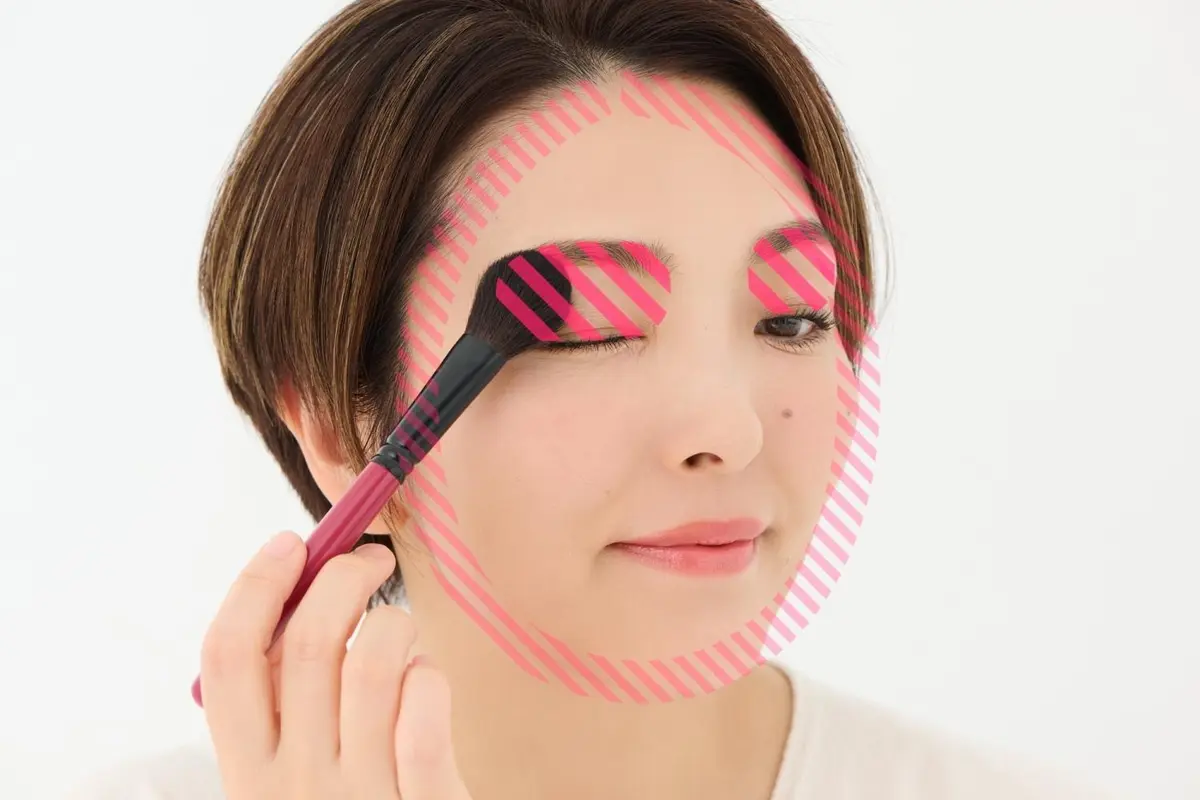 OurAge×Webエクラ　40代50代　チークの入れ方　眉にもふんわりかかるよう、目頭から目尻まで横にスライドさせる