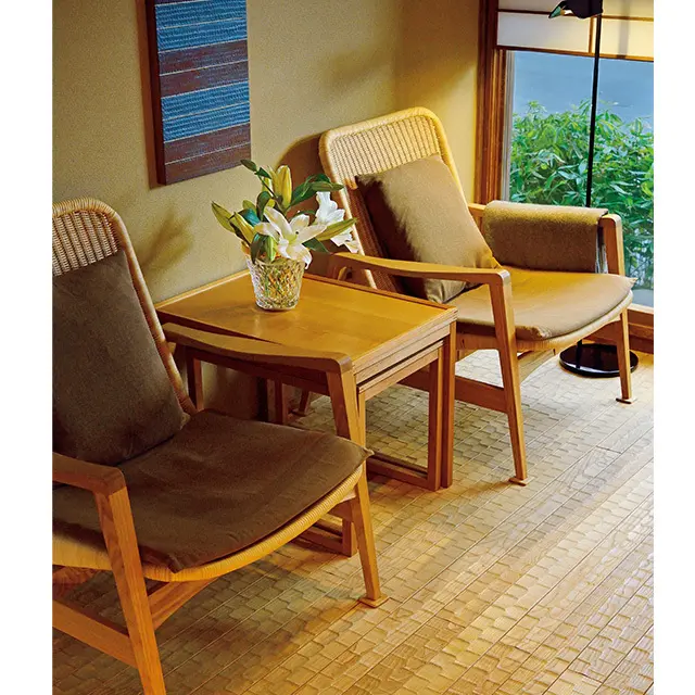 「待合」では、アートやインテリア、建築関係 の蔵書をめくる楽しみも。