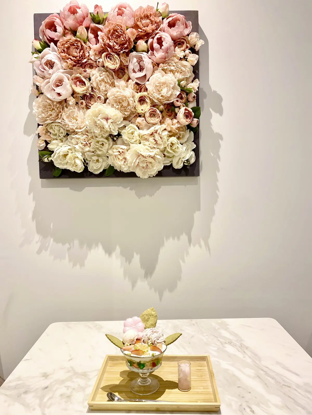 テーブル席にはそれぞれフラワーウォールのアートが飾ってあります