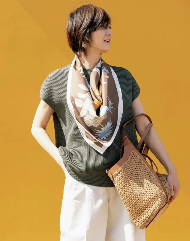 サファリカラーの装いの美しいワンポイントに