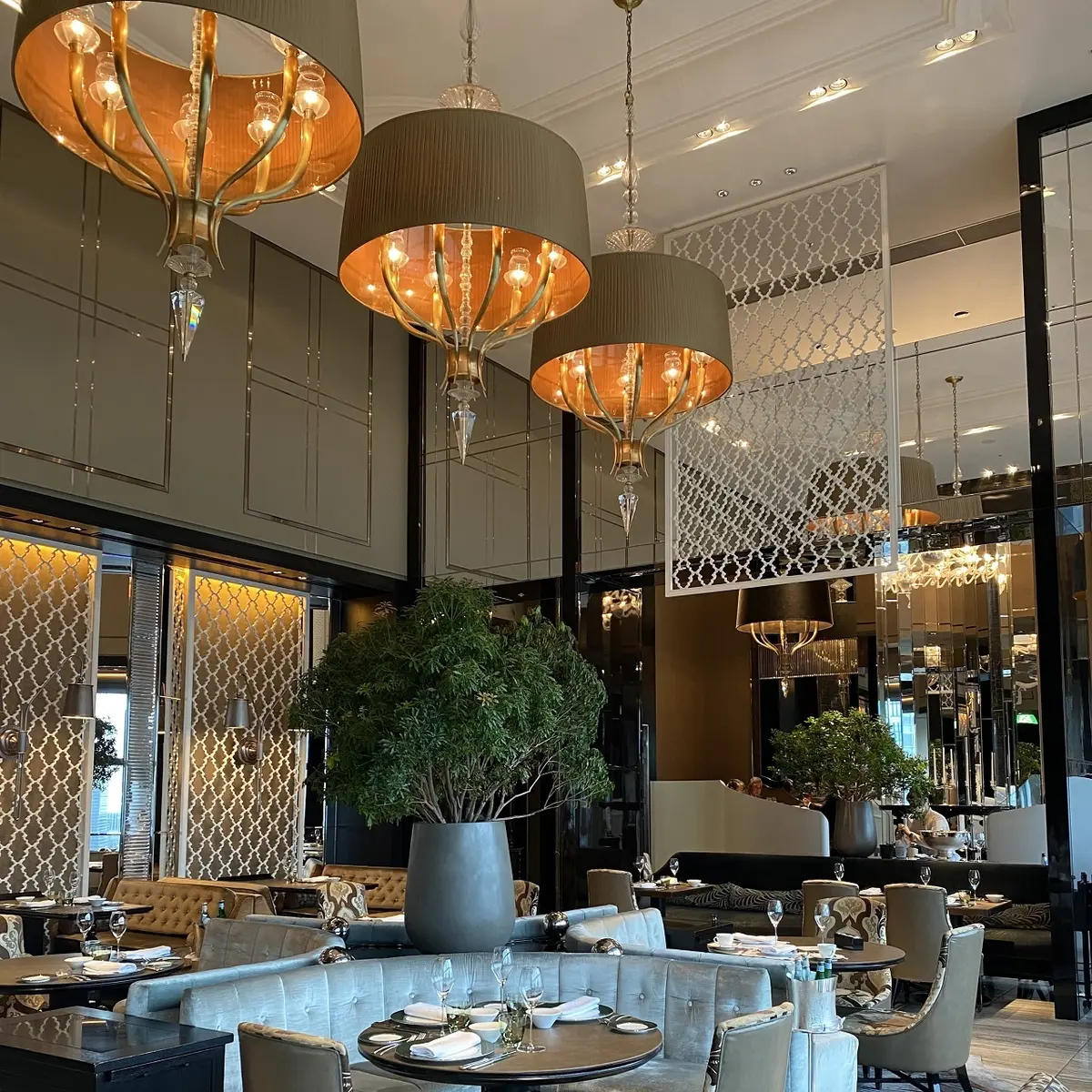 瞬間着映えのグリーンパンツでホテルランチの画像_3