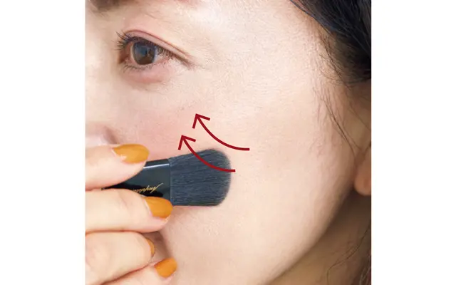 チーディングで頰を下から上へ引き上げ