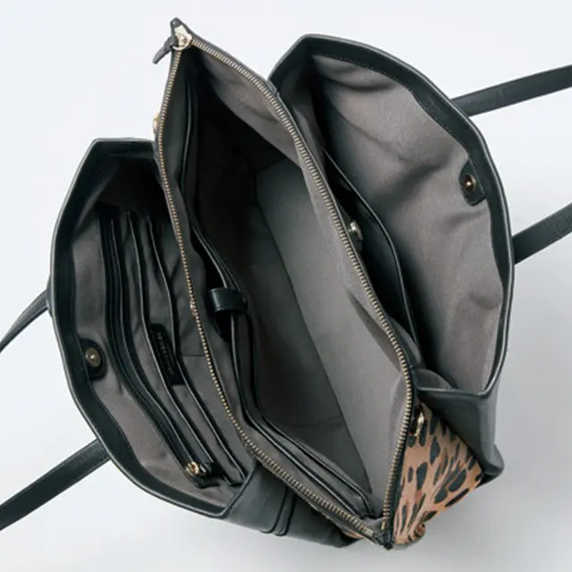 コンパートメントの中央はノートパソコン専用