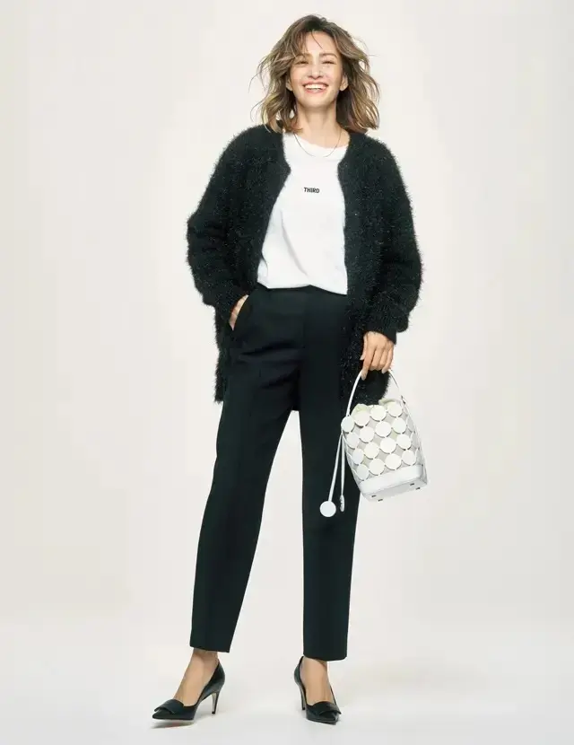 簡単だけど格段に今っぽい。モノトーン上級者を印象づける黒ラメニットの存在感