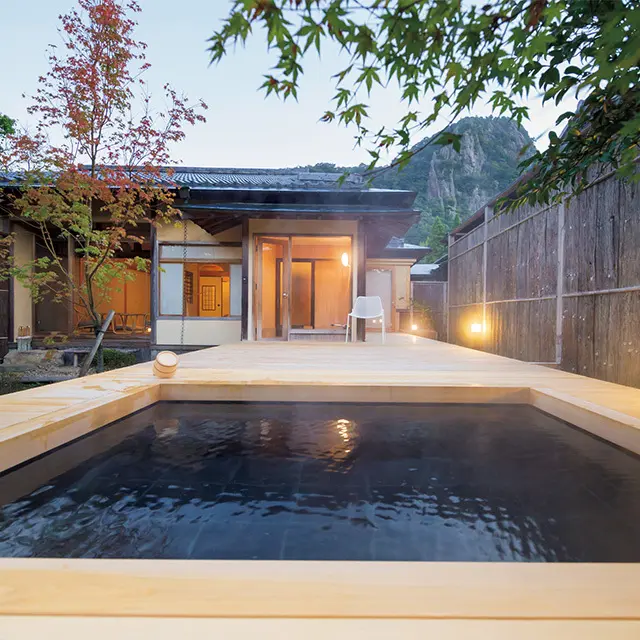 御船山を望む「佳松」の露天風呂。 