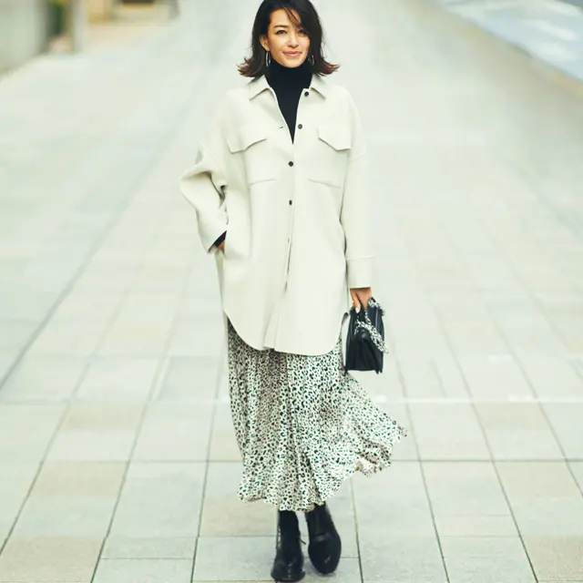 モノトーンのプリントスカートを着こなすRINA