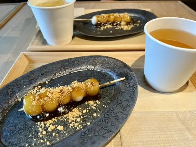 みたらし団子、はぶ草茶